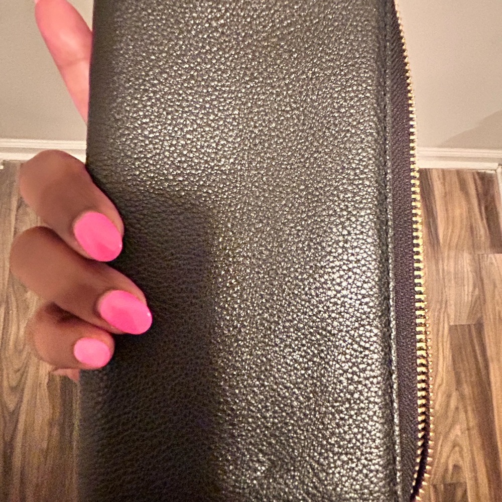 STYLISH Marc Jacobs hobo bag with matching wallet. ***WALLET SOLD SEPARATELY*** - Picture 11 of 11